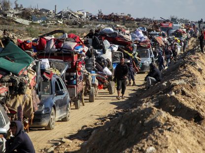 فلسطينيون ينتظرون تفتيش مركباتهم أثناء عودتهم إلى منازلهم في شمال قطاع غزة. 27 يناير 2025 - REUTERS