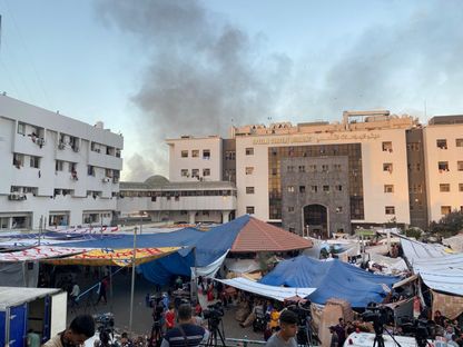 دخان يتصاعد من مستشفى الشفاء المحاصر في غزة - Reuters