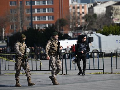قوات الأمن التركية أمام مقر محكمة بمدينة إسطنبول في أعقاب وقوع هجوم مسلح. 6 فبراير 2024 - AFP