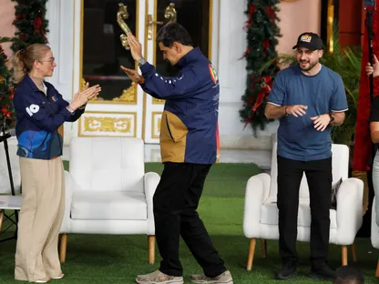 الرئيس الفنزويلي نيكولاس مادورو يرقص خلال فعالية عامة بالعاصمة كاراكاس. 21 نوفمبر 2025 - REUTERS