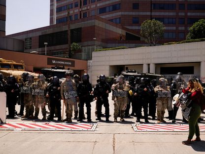 انتشار أعضاء من الحرس الوطني في كاليفورنيا بعد أيام من الاحتجاجات ضد عمليات التمشيط الفيدرالية للهجرة، في وسط مدينة لوس أنجلوس، كاليفورنيا، الولايات المتحدة. 10 يونيو 2025 - REUTERS