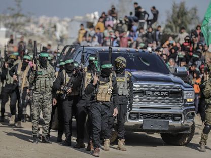 عناصر من حركة "حماس" خلال عملية تبادل الأسرى والمحتجزين في خان يونس بجنوب قطاع غزة. 15 فبراير 2025 - Bloomberg