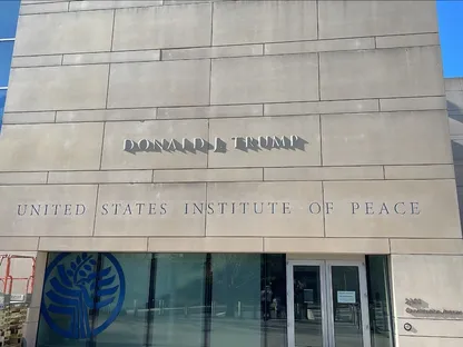 اسم الرئيس الأميركي دونالد ترمب بعد إضافته مؤخراً إلى لافتة المعهد الأميركي للسلام في واشنطن العاصمة بالولايات المتحدة. 3 ديسمبر 2025 - X @StateDept