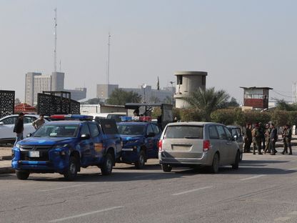 قوات أمن عراقية في أحد الشوارع بعد هجوم شنته طائرة بدون طيار على مقر ميليشيا مدعومة من إيران في بغداد بالعراق. 4 يناير 2024 - Reuters