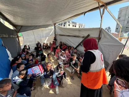 أطفال فلسطينيون يشاركون في جلسة ضمن حملة تنظمها اللجنة الدولية للصليب الأحمر بالتعاون مع الهلال الأحمر الفلسطيني في خان يونس جنوب قطاع غزة. 28 أكتوبر 2024 - REUTERS