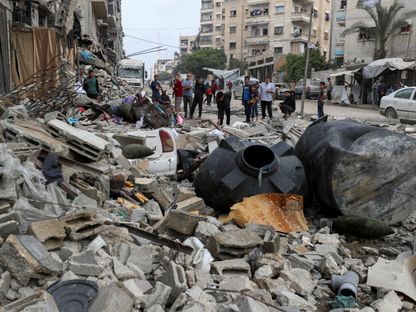 فلسطينيون يتجمعون حول منزل مدمر عقب غارة إسرائيلية على مدينة غزة. 24 أبريل 2025 - REUTERS