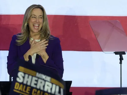 الديمقراطية ميكي شيريل عقب إعلان فوزها بمنصب حاكمة ولاية نيوجيرسي. 4 نوفمبر 2025 - REUTERS