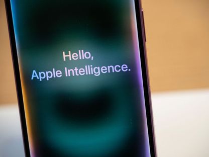 علامة ترحيب بمزايا أبل الذكية Apple Intelligence تظهر على شاشة هاتف iPhone 16 Plus داخل متجر في نيويورك. 20 سبتمبر 2024 - Bloomberg