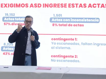 عضو لجنة حملة المرشح الرئاسي للحزب الليبرالي في هندوراس سلفادور نصر الله يتحدث خلال مؤتمر صحافي بعد إعلان نتائج الانتخابات. 1 ديسمبر 2025 - reuters