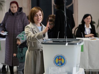 رئيسة مولدوفا الحالية والمرشحة الرئاسية مايا ساندو تدلي بصوتها في مركز اقتراع خلال الجولة الثانية من الانتخابات الرئاسية بالعاصمة كيشيناو. 3 نوفمبر 2024 - REUTERS