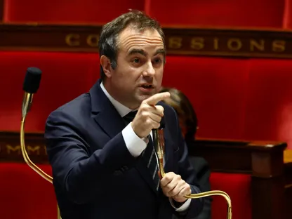 رئيس الوزراء الفرنسي سيباستيان ليكورنو خلال مناقشة قبل التصويت على اقتراحين بحجب الثقة عن الحكومة الفرنسية، الجمعية الوطنية في باريس، فرنسا. 14 يناير 2026 - REUTERS