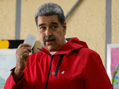 الرئيس الفنزويلي نيكولاس مادورو أثناء تصويته في الانتخابات البلدية في كاراكاس بفنزويلا. 27 يوليو 2025 - Reuters