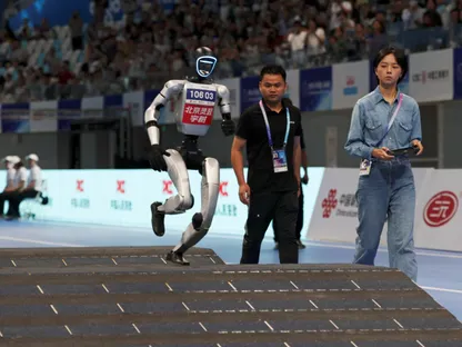 روبوت شبيه بالبشر من إنتاج شركة Unitree Robotics يشارك في سباق حواجز بطول 100 متر في دورة الألعاب العالمية للروبوتات الشبيهة بالبشر في بكين بالصين. 16 أغسطس 2025 - Reuters