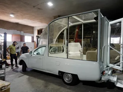 السيارة التي استخدمها بابا الفاتيكان الراحل، البابا فرنسيس، أثناء تحويلها إلى عيادة متنقلة مجهزة بالكامل، بيت لحم، الضفة الغربية المحتلة، فلسطين. 20 مايو 2025 - Reuters