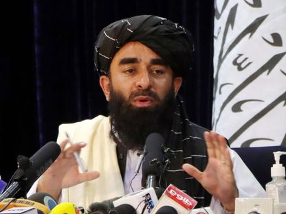 المتحدث باسم طالبان ذبيح الله مجاهد خلال مؤتمر صحافي بكابول- 17 أغسطس 2021. - REUTERS