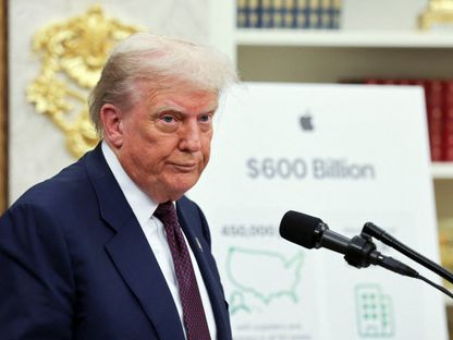 الرئيس الأميركي دونالد ترمب في البيت الأبيض بالعاصمة واشنطن خلال إعلان "أبل" عن استثمار بقيمة 100 مليار دولار- 6 أغسطس 2025 - Reuters