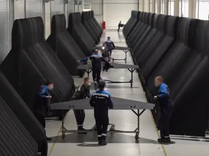 مسيرات "شاهد" الإيرانية خلال عملية تصنيعها داخل مصنع ضخم في روسيا. 21 يوليو 2025 - @visegrad24