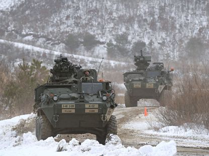 مركبتان مدرعتان من طراز Stryker تابعتان للجيش الأميركي خلال تدريبات مشتركة بالذخيرة الحية مع كوريا الجنوبية في مدينة بوتشون الكورية الجنوبية. 4 يناير 2024 - AFP