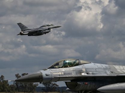 طائرات تابعة للقوات الجوية الأميركية من طراز F-16 تقلع من مطار أندرافيدا العسكري في جنوب اليونان. 19 أبريل 2021 - AFP
