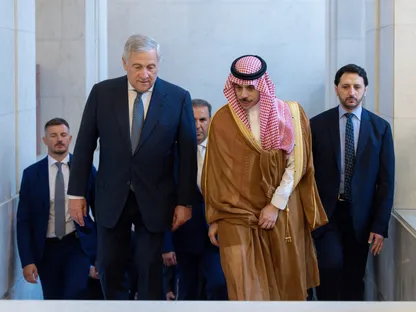 السعودية وإيطاليا تؤكدان ضرورة حماية الملاحة في مضيق هرمز وباب المندب