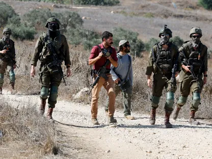 مستوطنون تحت حماية قوات الاحتلال الإسرائيلي في إحدى قرى نابلس بالضفة الغربية المحتلة. 20 أكتوبر 2025 - Reuters