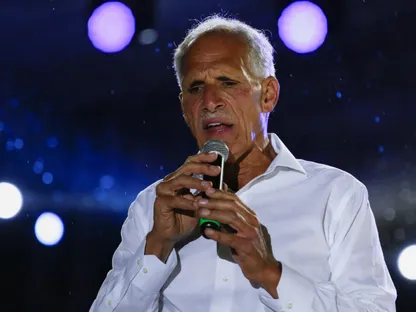 مرشح الرئاسة الهندوراسي نصري عصفورة يخاطب أنصاره خلال تجمع انتخابي ختامي قبل الانتخابات العامة في 30 نوفمبر 2025. - reuters