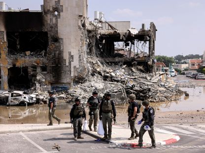 جنود إسرائيليون بمحيط مركز الشرطة في بلدة سديروت حيث جرت معارك مع مقاتلي حركة حماس. 8 أكتوبر 2023 - Reuters