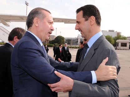 الرئيس السوري بشار الأسد يستقبل رئيس الوزراء التركي آنذاك رجب طيب أردوغان في مطار دمشق. 17 يناير 2011 - Reuters