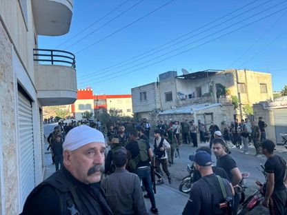 صورة متداولة لحشود من المسلحين في محافظة السويداء جنوب سوريا خلال اشتباكات مع مجموعات من العشائر شرقي مدينة السويداء- 13 يوليو 2025 - "مواقع التواصل"