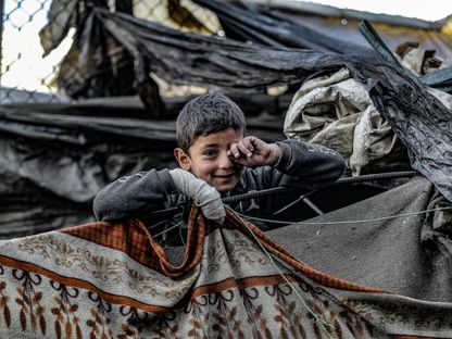 طفل فلسطيني أصيب جراء غارات إسرائيلية وينتظر في طابور الحصول على الطعام في رفح بجنوب قطاع غزة. 5 فبراير 2024 - AFP