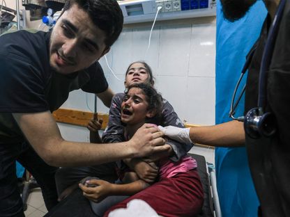 أطفال فلسطينيون أصيبوا جراء قصف إسرائيلي على مستشفى المعمداني في قطاع غزة. 17 أكتوبر 2023 - AFP