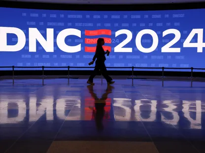 مؤتمر الديمقراطيين ينطلق وسط "حماسة غامرة" بتمرير بايدن الشعلة إلى هاريس