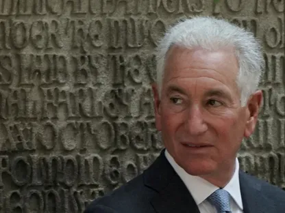 تشارلز كوشنر يحضر جنازة إيفانا ترمب زوجة الرئيس الأميركي دونالد ترمب الأولى في كنيسة سانت فنسنت فيرير، بمدينة نيويورك، الولايات المتحدة. 20 يوليو 2022. - Reuters