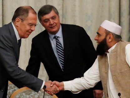 وزير الخارجية الروسي سيرجي لافروف يرحب بوفد طالبان خلال محادثات السلام بشأن أفغانستان في موسكو، روسيا، 9 نوفمبر 2018 - REUTERS