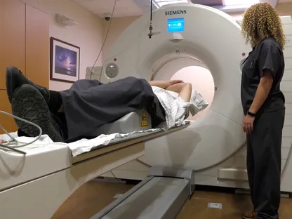 شخص يخضع لفحص مستويات الكالسيوم في الشرايين التاجية - https://intermountainhealthcare.org