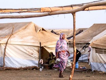 امرأة تسير في مخيم هوري للنازحين جنوب القضارف في شرق السودان. 29 مارس 2024 - AFP