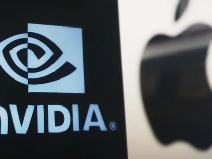 شعار شركة إنفيديا NVIDIA بجوار شعار أبل الأميركيتين في مدينة هانجتشو، الصين، 6 يونيو 2024 - getty