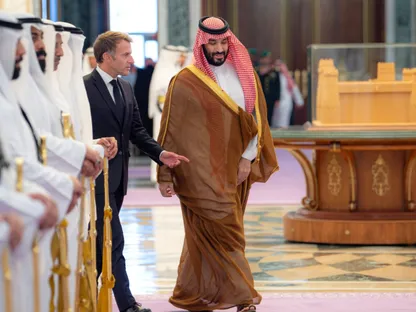 ماكرون يختتم جولته الخليجية في السعودية.. الطاقة والدفاع في الصدارة