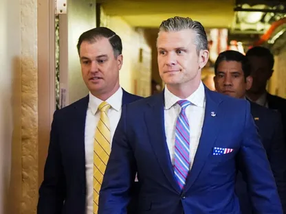 وزير الدفاع الأميركي بيت هيجسيث يغادر بعد اجتماع مع أعضاء الكونجرس في مبنى الكابيتول بالعاصمة واشنطن. 5 نوفمبر 2025 - REUTERS