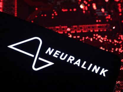 هاتف ذكي يحمل شعار Neuralink في صورة توضيحية. 15 مايو 2024 - Reuters