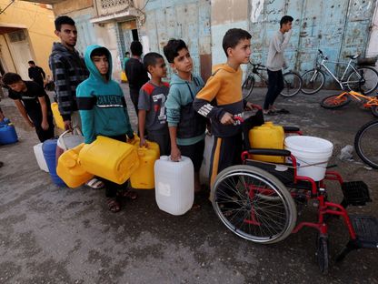 فلسطينيون في مدينة رفح بقطاع غزة يصطفون للحصول على مياه للشرب. 23 نوفمبر 2023 - Reuters