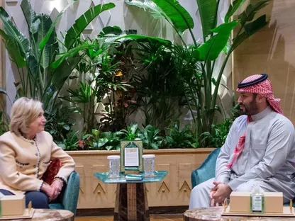 ولي العهد السعودي يستقبل وزيرة الخارجية الأميركية السابقة هيلاري كلينتون
