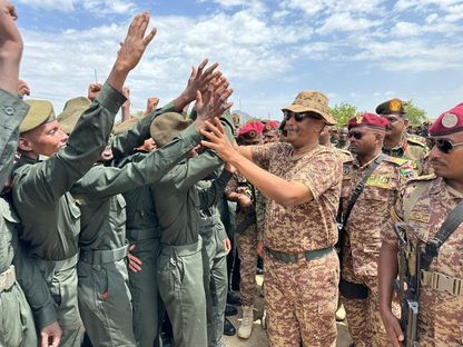 قائد الجيش السوداني الفريق أول عبد الفتاح البرهان يحيي مجموعة من قواته في قاعدة عسكرية بمنطقة جبيت شرقي السودان- 31 يوليو 2024 - Reuters