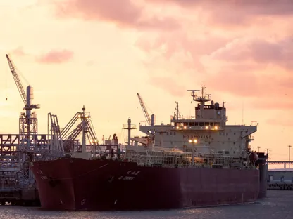 إدارة ترمب تتجه لتعليق "قانون جونز" مؤقتاً لكبح ارتفاع سعر النفط