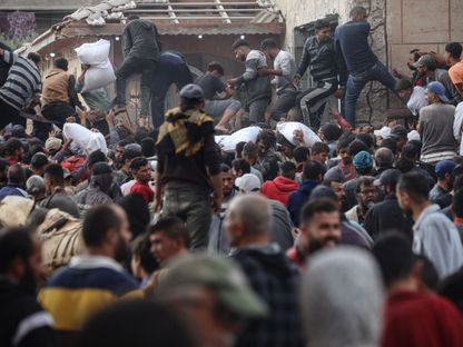 فلسطينيون يحتشدون للحصول على مساعدات إنسانية تقدمها وكالة الأونروا في دير البلح بوسط غزة بينما يتواصل القصف الإسرائيلي على القطاع. 3 نوفمبر 2024 - Getty Images