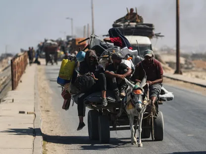 نازحون فلسطينيون يغادرون شمال غزة وسط عملية عسكرية إسرائيلية واسعة، وسط قطاع غزة، 11 سبتمبر 2025 - REUTERS