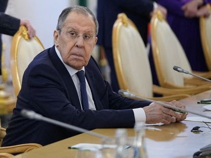 وزير الخارجية الروسي سيرجي لافروف قبل اجتماع الرئيس الروسي مع رئيس زيمبابوي في الكرملين. 10 مايو 2025 - reuters
