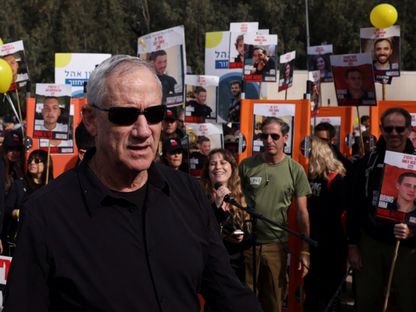 عضو حكومة الحرب الإسرائيلية بيني جانتس يشارك في مسيرة مع أسر الإسرائيليين المحتجزين في غزة، قرب مدينة بيت شيمش، إسرائيل. 1 مارس 2024 - REUTERS