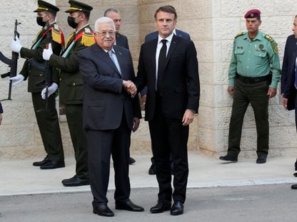الرئيس الفرنسي إيمانويل ماكرون يصافح الرئيس الفلسطيني محمود عباس في رام الله بالضفة الغربية. 24 أكتوبر 2023 - Reuters