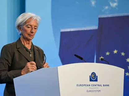 البنك المركزي الأوروبي يدعو لاتخاذ "إجراءات جماعية عاجلة" لتعزيز الاقتصاد